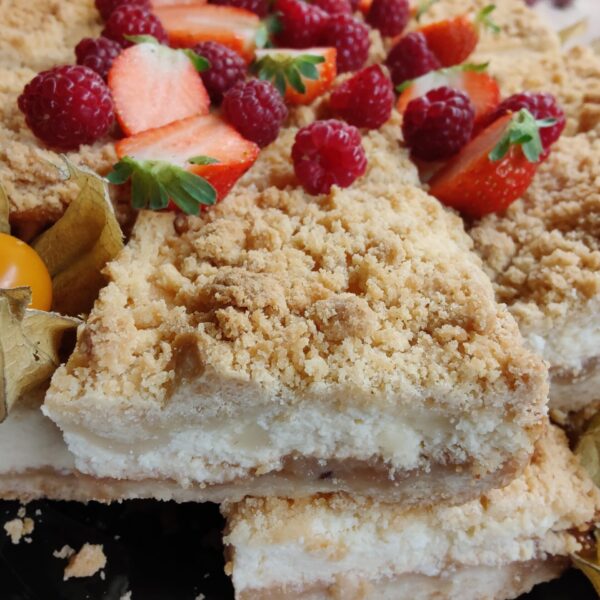 Kohupiimaga ja õunapüreega purukook