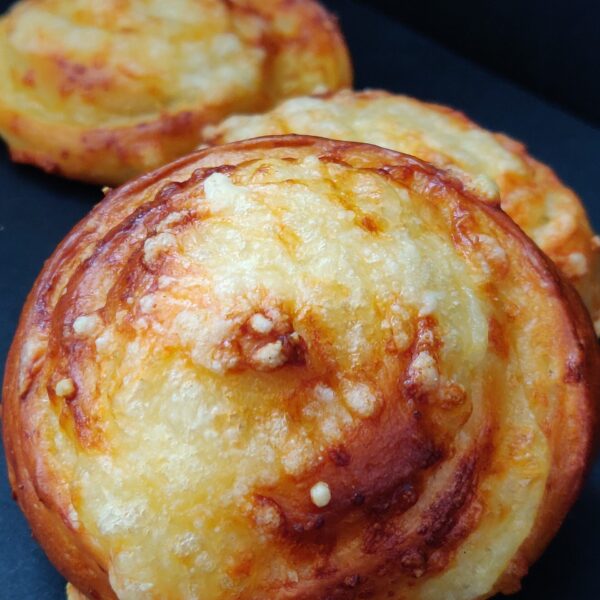 Pärmitaigen (juusturullid ja klassikalise glasuuriga kaneelikringel)