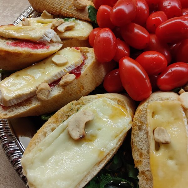 Kiired ampsud pidulauale: pirnid sinihallitusjuustuga, baguette valgehallitusjuustuga ja viinerpirukad mitut moodi