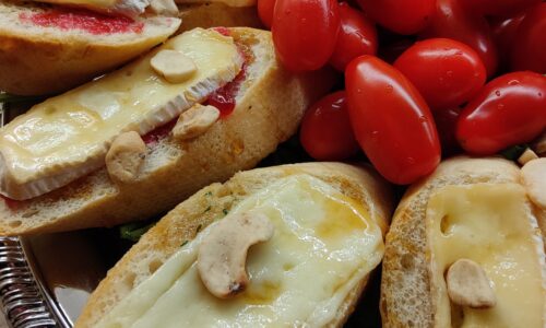 Kiired ampsud pidulauale: pirnid sinihallitusjuustuga, baguette valgehallitusjuustuga ja viinerpirukad mitut moodi