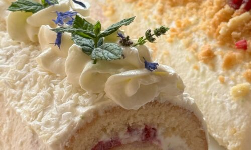 Rullbiskviit kohupiima-vahukoore-laimikreemiga ja vaarikatega