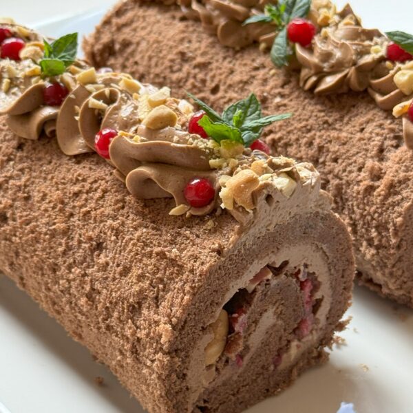 Nisujahuta (kakao)rullbiskviit võikreemi, kohvi, vaarikate ja india pähklitega