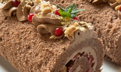 Nisujahuta (kakao)rullbiskviit võikreemi, kohvi, vaarikate ja india pähklitega